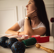 Rollery i piłki do masażu wykorzystywane w fizjoterapii