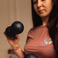 Fizjoterapeutka prezentująca piłkę do masażu